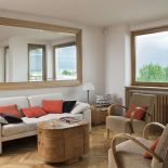 Połączone szafki nocne są stolikiem kawowym, mała witryna to podręczna szafka przy kanapie.