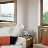 Połączone szafki nocne są stolikiem kawowym, mała witryna to podręczna szafka przy kanapie.