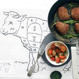 Polędwica wołowa z sałatką z pomidorów.