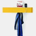 Półka Bumper z czterema ukrytymi haczykami, metal malowany proszkowo, ok. 500 zł CALLIGARIS