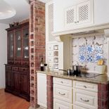 Półka na wino dzieli przestrzeń kuchni i jadalni.