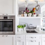 Półki nad zlewem okazały się idealnym miejscem na uprawę kwiatów i ziół.