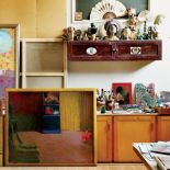 Półki pracowni zapełniają maski, wachlarze, lalki, zabawki. Potem te bajkowe rekwizyty trafiają na płótna.