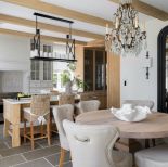 duża kuchnia z wyspą otwartą na jadalnię