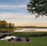 polski dwór na Warmii z malowniczym widokiem na jezioro