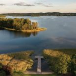 polski dwór na Warmii z malowniczym widokiem na jezioro