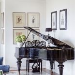 Połysk na włoskim polerowanym trawertynie i fortepianie. Instrument kilka lat temu właściciele odkupili od nauczyciela