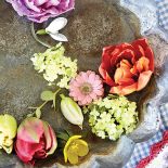 Pomysł na dekorację z tulipanów. Bukiet nie musi stać w wazonie.