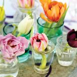 Pomysł na dekorację z tulipanów - szkło i pastele.