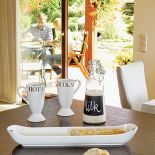 Pomysł na dom zrodził się podczas wakacji nad morzem. Jest spokojny, w kolorach piasku, z