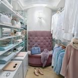 Dzięki półokrągłej ścianie garderoba wydaje się bardziej elegancka, a w sąsiadującej z nią łazience zmieścił