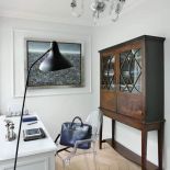 Babskie miejsce do pracy z dekoracjami na biurku znalezionymi w salonie Archidzieło. Na ścianach oleje