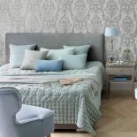Korkową tapetę z płatkami srebra projektantki wypatrzyły w Internity, łóżko, fotel, narzuta, pled i poduchy