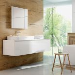 Pomysł na łazienkę według marki Deante. Do drewnianych paneli i białych szafek dodano baterie Lotos, umywalkowa –