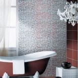 Pomysł na łazienkę z fabryki Supergres. Płytki Soil na ścianę kosztują 140 zł/m², dekor Ramage Oro – 205 zł/szt. YETI