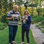 Ten ogród robi to, co chce: naturalnie zaaranżowany ogród blisko lasu