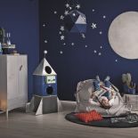 granatowy pokój dla dziecka