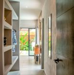 wąski przedpokój korytarz w domu