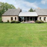 Pomysł z francuskiego magazynu: nowoczesny dom stylizowany na stodołę i połączony ze starym budynkiem przeszklonym