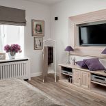 Pomysłowa wnęka na telewizor. Eklektyzm z egzotyką