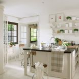 Pomysłowa wyspa-bar z czarnym blatem z marmuru. Nie tylko się na niej gotuje, można też zjeść śniadanie.