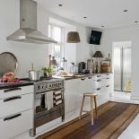 Pomysłowe szafki ze skórzanymi uchwytami.