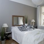 Pomysłowo powieszone lustro w sypialni