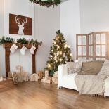 Pomysły na świąteczne dekoracje kominka. W czasie świąt kominek staje się centralnym i magicznym miejscem domu. Choć sam w