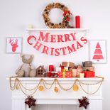 Pomysły na świąteczne dekoracje kominka. W czasie świąt kominek staje się centralnym i magicznym miejscem domu. Choć sam w