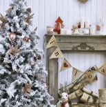 Pomysły na świąteczne dekoracje kominka. W czasie świąt kominek staje się centralnym i magicznym miejscem domu. Choć sam w