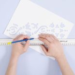 Ponieważ wzór biegnie po przekątnej szablonu, linię narysuj także na szablonie i go ustaw, aby linia na ścianie i