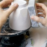 Porcelana składa się z kilku warstw. Irmina szlifuje ją jak diamenty, odsłaniając kolejne kolory.