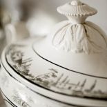 Porcelanowa waza ozdobiona normandzkimi pejzażami.