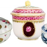 Porcelanowa z miniaturami ? la Watteau, farby naszkliwne, Wiedeń, Cesarska Manufaktura Porcelany, ok. 1760-1780 r.,