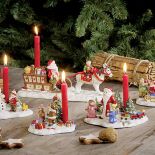 Porcelanowe figurki z serii Fairytale Park, za mikołaja z aniołkami zapłacimy 119 zł, dzieci na sankach kosztują