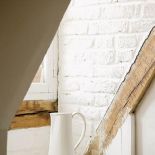 Porcelanowy dzbanek. Farma pełna pięknych staroci