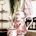 Porcelanowy dzbanek i cukiernica malowane w scenki rodzajowe.