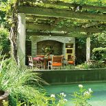 Porośnięta winogronami tworzy prawdziwy letni salon.