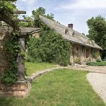 Porządna wiejska siedziba pasująca do otoczenia.