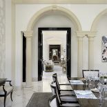 Posadzka to sprowadzony z Carrary marmur w trzech kolorach.