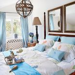 Pościel od Yves Delorme oraz skórzane komody.