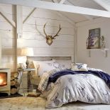 Klasyczne drewniane łóżko w stylu myśliwskim i takaż pościel, DEKORIA