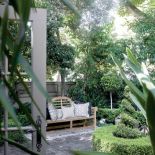 Posiadłość ukryta w zieleni drzew znajduje się na przedmieściach Sydney.