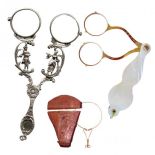Posrebrzane okulary teatralne, przypominające kształtem nożyce. Pozłacane okulary w etui z masy perłowej, 1820 r.