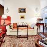 Pośrod mnóstwa wzorów gładka kanapa w salonie.