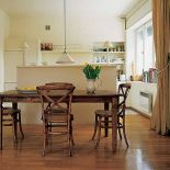 Postarzane antyczną patyną meble w jadalni to portugalski stół Becara i krzesła Tonga.