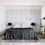 Postarzany rustykalny stolik i nowoczesna lampka. Bardzo ciekawe polączenie.