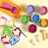 Potrzebne będą farby: fioletowa, granatowa, zielona, różowa (jasna i ciemna) i żółta oraz tampony z gąbki.