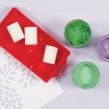 Potrzebne będą farby: zielona (jasna i ciemna) oraz fioletowa.