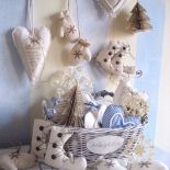 Powstały z rzeczy do wyrzucenia . Łyżwy ze starego lnu, sznurka i tapicerów mosiężnych. Serca w kratkę są ze starej